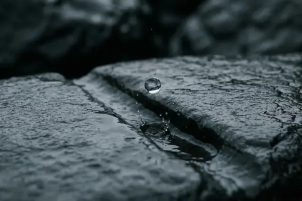 Знецінювання у стосунках - показано на прикладі як вода (крапля) точить камінь